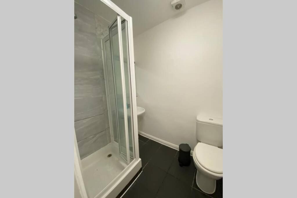 F6-comfy Ground Flr Fits 4- Near Hyde Park Apartment