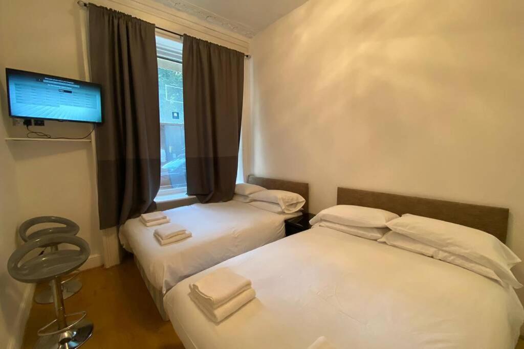 Apartment F6-comfy Ground Flr Fits 4- Near Hyde Park *
