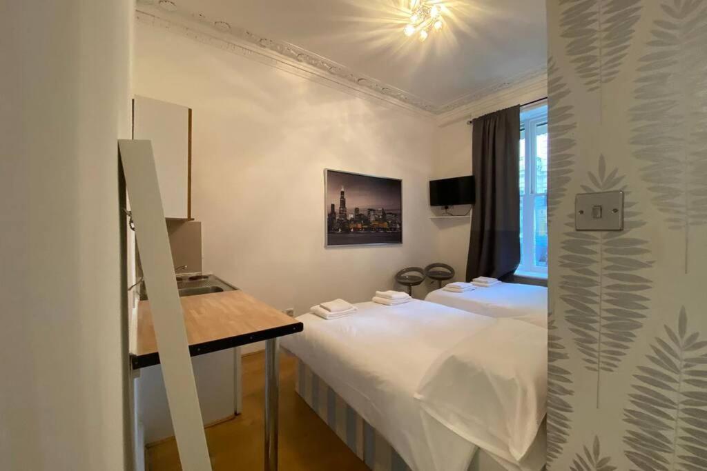 F6-comfy Ground Flr Fits 4- Near Hyde Park Apartment *